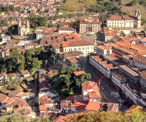 una vista aérea de una ciudad con techos rojos en Suíte em Hospedaria no Centro Histórico en Ouro Preto