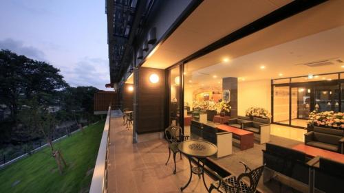 un balcón de un edificio con vistas a un patio en Hotel Coonel Inn, en Susono