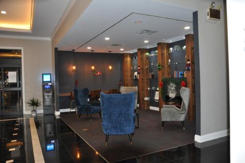 - un salon avec des chaises et une table dans la chambre dans l'établissement Ramada by Wyndham Vineland Millville Area, à Vineland