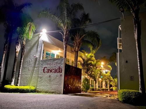 庫奧特拉莫雷洛斯的住宿－Hotel Cascada，一座建筑物,晚上在建筑物的一侧有标志