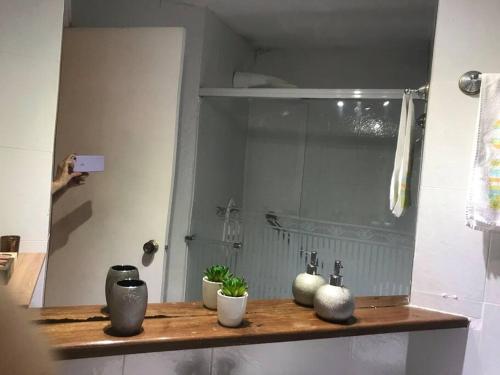 encimera con lavabo y ducha en PROMO MES Amazing Apartment Poblado, Manila., en Medellín