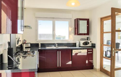 une cuisine avec un évier et une cuisinière four supérieur dans l'établissement Lovely Home In Saint-Germain-Sur-Ay, à Saint-Germain-sur-Ay