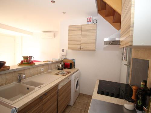 uma pequena cozinha com um lavatório e um fogão em Appartement Collioure, 2 pièces, 4 personnes - FR-1-309-233 em Collioure