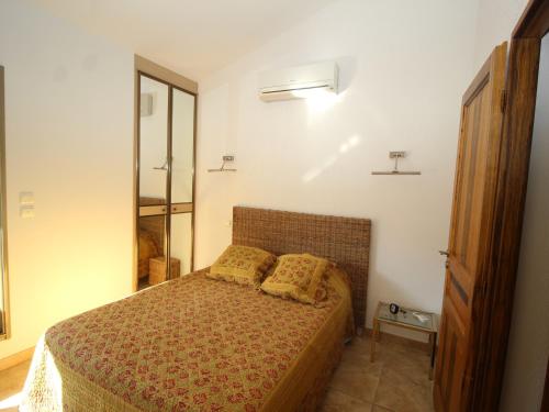um quarto com uma cama com duas almofadas em Appartement Collioure, 2 pièces, 4 personnes - FR-1-309-233 em Collioure