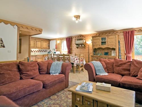 un salon avec un canapé et une table dans l'établissement Appartement 117m² aux Menuires, skis aux pieds, 4 chambres, prestations incluses - FR-1-613B-13, à Levassaix
