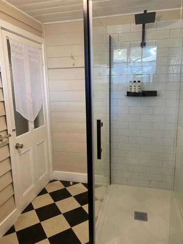 baño con ducha y puerta de cristal en Dunkeld Old Bakery Accommodations, en Dunkeld