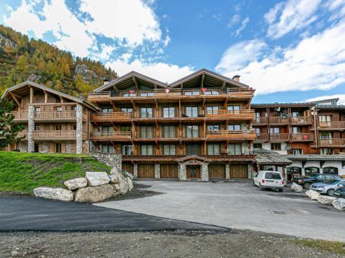 Luxueux 4 pièces avec balcon, cheminée et services conciergerie à Val-d'Isère
