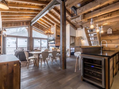 une cuisine et une salle à manger avec une table et des chaises dans l'établissement Appartement de luxe au dernier étage, matériaux nobles, résidence aux pieds des pistes, Val-d'Isère - FR-1-694-89, à Val dʼIsère