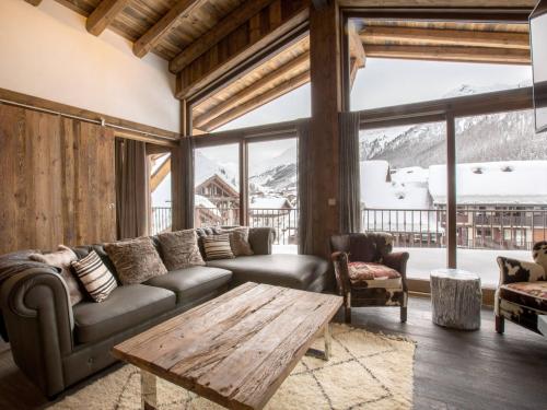 A seating area at Appartement Val-d'Isère, 5 pièces, 8 personnes - FR-1-694-89