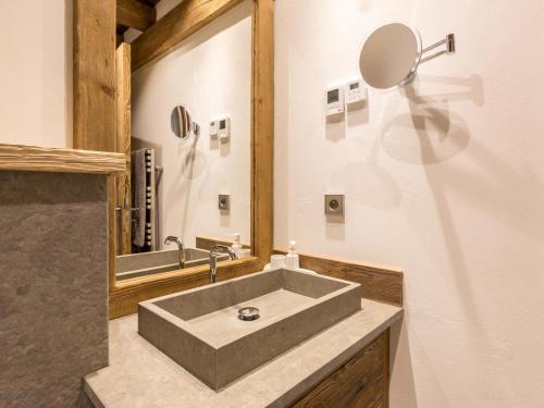 une salle de bain avec un lavabo et un miroir dans l'établissement Appartement de luxe au dernier étage, matériaux nobles, résidence aux pieds des pistes, Val-d'Isère - FR-1-694-89, à Val dʼIsère