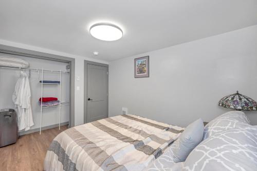 um quarto branco com uma cama e um closet em Tranquil Oasis 2 bedroom Suite with Pool View em Victoria
