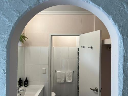 an archway in a bathroom with a shower and a sink at Riverbank Park MOTEL in Bright