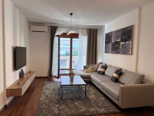 sala de estar con sofá y TV en White Homes 3 - Master Quart, en Podgorica