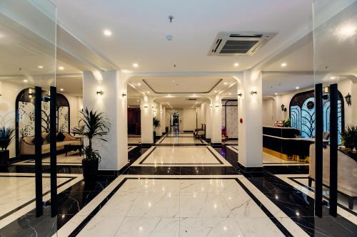 um átrio de um hotel com um corredor com paredes de vidro em LION 3 HOTEL em Can Tho
