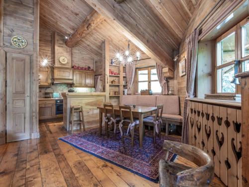 une cuisine et une salle à manger avec une table dans une cabine dans l'établissement Charmant Duplex Montagnard, 4 Pièces + Alcôve, Proche des Pistes à Val-d'Isère - FR-1-694-97, à Val dʼIsère