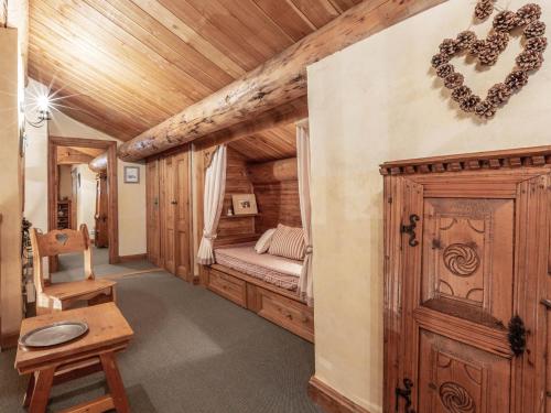 une chambre avec un lit et un plafond en bois dans l'établissement Charmant Duplex Montagnard, 4 Pièces + Alcôve, Proche des Pistes à Val-d'Isère - FR-1-694-97, à Val dʼIsère