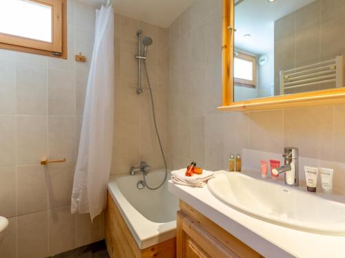 une salle de bain avec un lavabo, une baignoire et une douche dans l'établissement Appartement spacieux avec wifi, balcon Sud, parking, proche pistes - Val d'Isère - FR-1-694-112, à Val dʼIsère