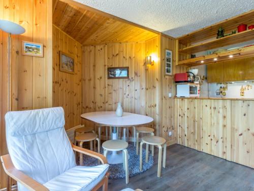 une chambre avec une table, des chaises et une chaise dans l'établissement Charmant appartement aux pieds des pistes - 3 pièces pour 6 personnes - FR-1-694-111, à Val dʼIsère