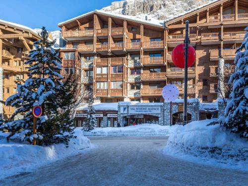Appartement duplex haut de gamme avec cheminée au cœur de Val-d'Isère, proche des pistes et commodités