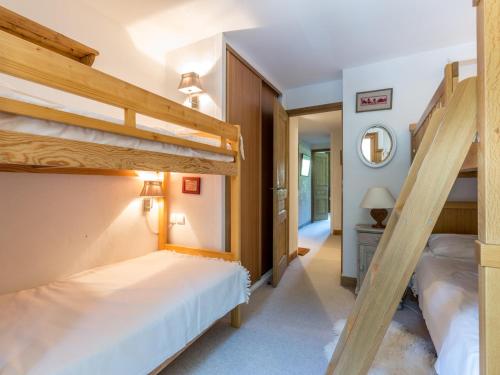 - une chambre avec 2 lits superposés et un miroir dans l'établissement Appartement raffiné à Val-d'Isère, 6 personnes, pied des pistes, WiFi - FR-1-694-116, à Val dʼIsère