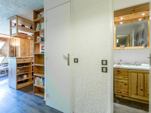 une salle de bain avec un lavabo et un miroir dans l'établissement Charmant appartement aux pieds des pistes - 3 pièces pour 6 personnes - FR-1-694-111, à Val dʼIsère