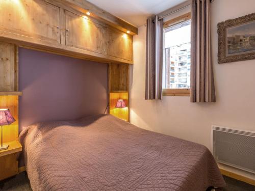 une chambre avec un lit et une fenêtre dans l'établissement Charmant duplex 3 pièces avec balcon sud, près du centre et des pistes, parking, WiFi - FR-1-694-145, à Val dʼIsère
