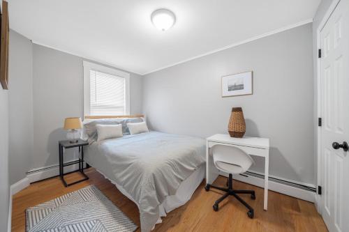 Postel nebo postele na pokoji v ubytování Easy Commute South Boston 4BR 1BH Apt