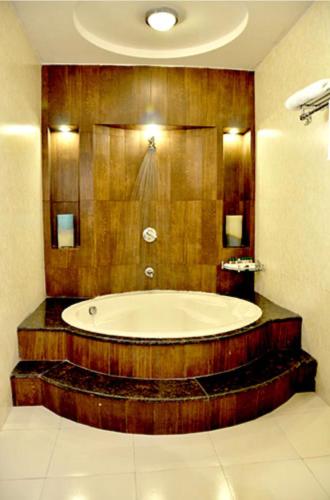 Ein Badezimmer in der Unterkunft Hotel Queens Tower( A Unit Of Hotel Khyber Continental)