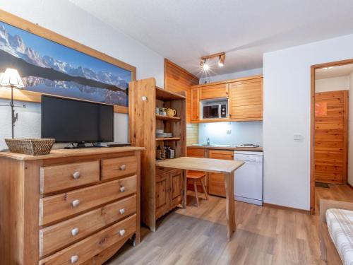 une cuisine avec un bureau et une télévision dans la chambre dans l'établissement Studio agréable avec wifi, parking, aux pieds des pistes et au cœur du village - FR-1-694-174, à Val dʼIsère