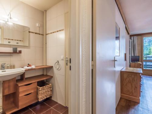 une salle de bain avec un lavabo et une douche dans l'établissement Appartement skis aux pieds à La Daille avec balcon et cuisine équipée - FR-1-694-175, à Val dʼIsère