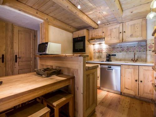 Appartement de Charme avec Cheminée et Grande Mezzanine à Val-d'Isère