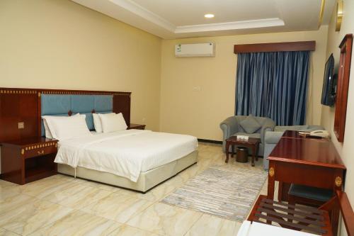 Habitación de hotel con cama y escritorio en Wahaj Al Mesak Units, en Dammam