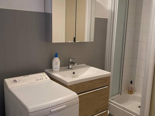 une salle de bain avec un lavabo et une machine à laver dans l'établissement Appartement avec mezzanine, 4 pers, plage à 250m, parking privé, commerces à proximité - FR-1-81-43, à Port-Leucate