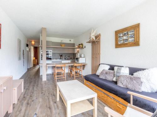 un salon avec un canapé et une table dans l'établissement Appartement confort 2 pièces skis aux pieds à Val-d'Isère, animaux admis - FR-1-694-210, à Val dʼIsère