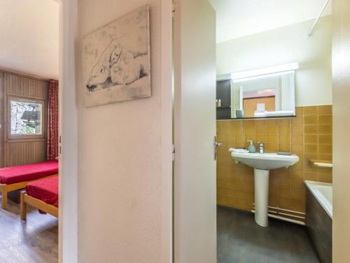 une salle de bain avec un lavabo, des toilettes et une baignoire dans l'établissement Appartement confort 2 pièces skis aux pieds à Val-d'Isère, animaux admis - FR-1-694-210, à Val dʼIsère