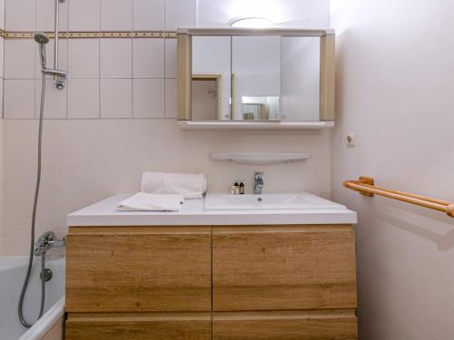une salle de bain avec lavabo et douche dans l'établissement Appartement rénové 2 pièces à Val-d'Isère, balcon, animaux acceptés - FR-1-694-241, à Val dʼIsère