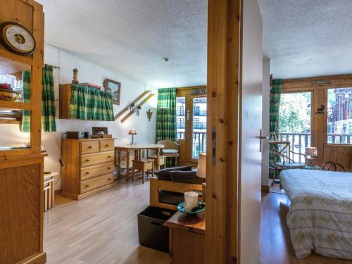 une chambre avec un lit, un bureau et une table dans l'établissement Appartement chaleureux 6 pers skis aux pieds avec parking couvert au coeur de Val-d'Isère - FR-1-694-229, à Val dʼIsère