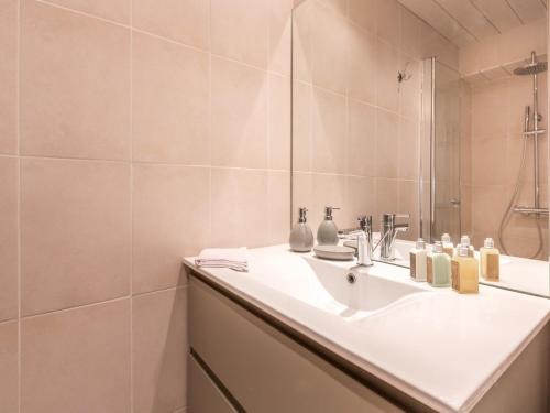 Koupelna v ubytování Studio rénové avec wifi, balcon, au cœur de Val-d'Isère, proche pistes et commodités - FR-1-694-230