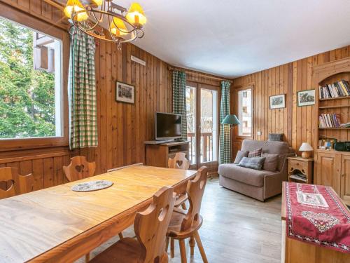 une salle à manger avec une grande table et des chaises en bois dans l'établissement Appartement Chaleureux avec Parking et Accès Facile aux Pistes à Val-d'Isère - FR-1-694-233, à Val dʼIsère