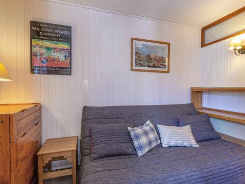 une chambre avec un lit et un panneau sur le mur dans l'établissement Appartement soigné skis aux pieds, proche village des enfants, 5 pers, balcon sud-est - FR-1-694-254, à Val dʼIsère