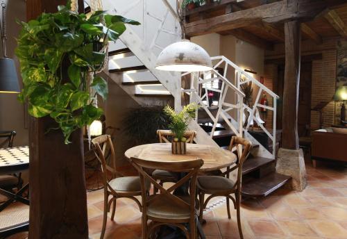 a table and chairs in a room with a staircase at Casa Rural Urkulu Landetxea in Aretxabaleta