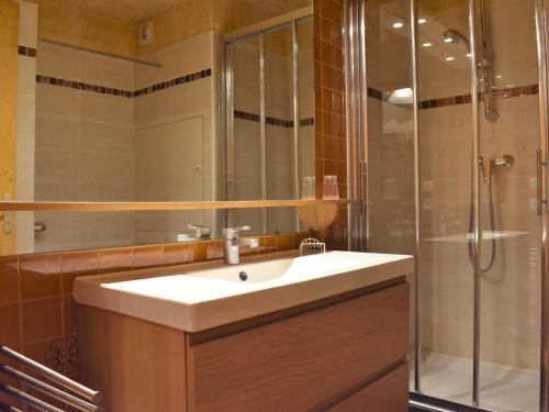 une salle de bain avec un lavabo et une douche dans l'établissement Studio confortable 4 pers. avec balcon sud, proche pistes et commodités, Méribel - FR-1-180-10, à Méribel