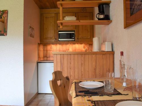 une cuisine avec une table avec une assiette dessus dans l'établissement Studio confortable 4 pers. avec balcon sud, proche pistes et commodités, Méribel - FR-1-180-10, à Méribel