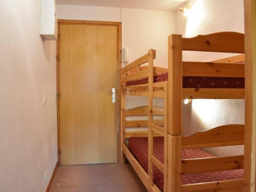 Bunk bed o mga bunk bed sa kuwarto sa Appartement Méribel, 1 pièce, 4 personnes - FR-1-180-18