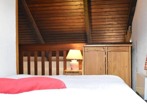 a bedroom with a bed and a wooden ceiling at Appartement Méribel, 1 pièce, 4 personnes - FR-1-180-15 in Méribel