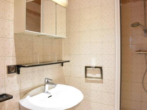 メリベルにあるAppartement Méribel, 1 pièce, 2 personnes - FR-1-180-5のバスルーム(白い洗面台、鏡付)