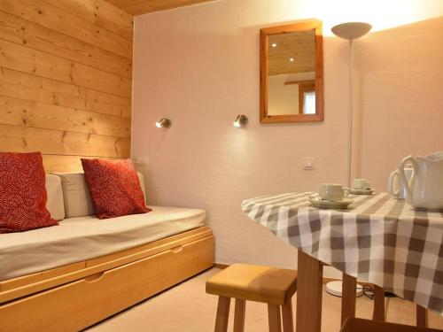 une chambre avec un lit, une table et un miroir dans l'établissement Studio de Montagne pour 2 pers, Pistes et Commerces à 100m, Méribel - FR-1-180-5, à Méribel