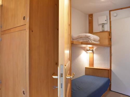 a small room with a bunk bed and a door at Appartement Méribel, 1 pièce, 3 personnes - FR-1-180-19 in Méribel