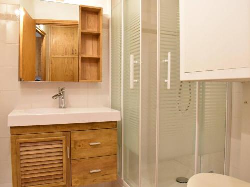 een badkamer met een wastafel en een douche bij Appartement Méribel, 1 pièce, 3 personnes - FR-1-180-21 in Méribel