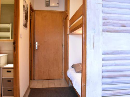 - une petite chambre avec des lits superposés dans une petite maison dans l'établissement Studio cosy au pied des pistes à Méribel – Balcon, TV, animaux acceptés, ski à 100 m ! - FR-1-180-30, à Les Allues